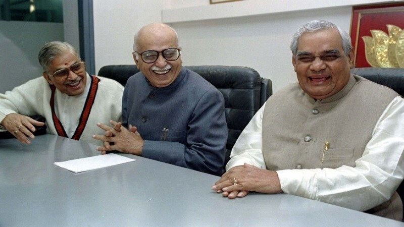 लालकृष्ण अडवानी आणि मुरली मनोहर जोशी यांच्याशी त्यांचं विशेष नातं होतं. त्यामुळेच भाजपा के तीन धरोहर, अटल आडवाणी मुरली मनोहर असा नारा प्रसिद्ध झाला. लालकृष्ण अडवानी आणि मुरली मनोहर जोशी यांच्याशी त्यांचं विशेष नातं होतं. त्यामुळेच भाजपा के तीन धरोहर, अटल आडवाणी मुरली मनोहर असा नारा प्रसिद्ध झाला.