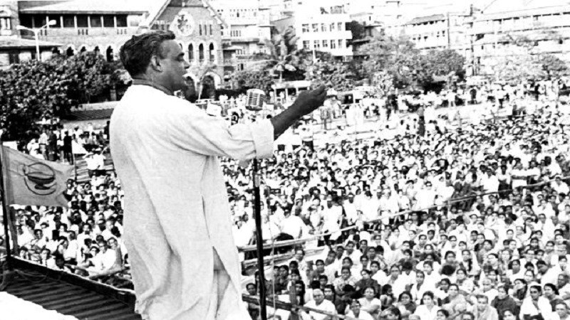 सर्वांवर मोहिनी घालणारं अटलजींचं वक्तृत्व होतं. संसदेतलं अटलजींचं भाषण ऐकून पहिले पंतप्रधान पंडित नेहरूही प्रभावित झाले होते. सर्वांवर मोहिनी घालणारं अटलजींचं वक्तृत्व होतं. संसदेतलं अटलजींचं भाषण ऐकून पहिले पंतप्रधान पंडित नेहरूही प्रभावित झाले होते.