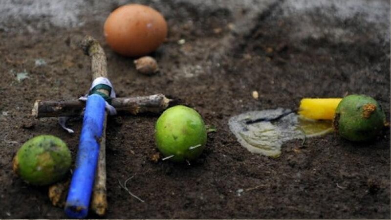 उत्तर प्रदेशमधील झांसी जिल्ह्यात ही ह्रद्रयद्रावक घटना घडलीये. दोन दिवसांपूर्वी सोमवारी ही घटना समोर आली. या निर्दयी आईने आपल्या मुलीवर भूताची बांधा झाली असा संशय होता. उत्तर प्रदेशमधील झांसी जिल्ह्यात ही ह्रद्रयद्रावक घटना घडलीये. दोन दिवसांपूर्वी सोमवारी ही घटना समोर आली. या निर्दयी आईने आपल्या मुलीवर भूताची बांधा झाली असा संशय होता.