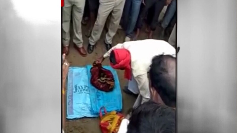 त्यामुळे या आई या चार महिन्याचा चिमुरडीचा ब्लेडने गळा कापला. आपण केलेले हे क्रुर कृत्य जगासमोर येऊ नये म्हणून तिने मुलीचे शीर आणि धड एका कापडी बॅगेत लपवून ठेवले. त्यामुळे या आई या चार महिन्याचा चिमुरडीचा ब्लेडने गळा कापला. आपण केलेले हे क्रुर कृत्य जगासमोर येऊ नये म्हणून तिने मुलीचे शीर आणि धड एका कापडी बॅगेत लपवून ठेवले.
