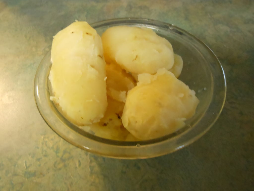 बटाटा - बटाट्यामध्येदेखील पोटॅशिअम असतं, त्यामुळे डायरिया झाल्यास बटाटाही तुम्ही खाऊ शकता. उकडलेला बटाटा मॅश करून त्यात सैंधव मीठ घालून खा. बटाटा - बटाट्यामध्येदेखील पोटॅशिअम असतं, त्यामुळे डायरिया झाल्यास बटाटाही तुम्ही खाऊ शकता. उकडलेला बटाटा मॅश करून त्यात सैंधव मीठ घालून खा.