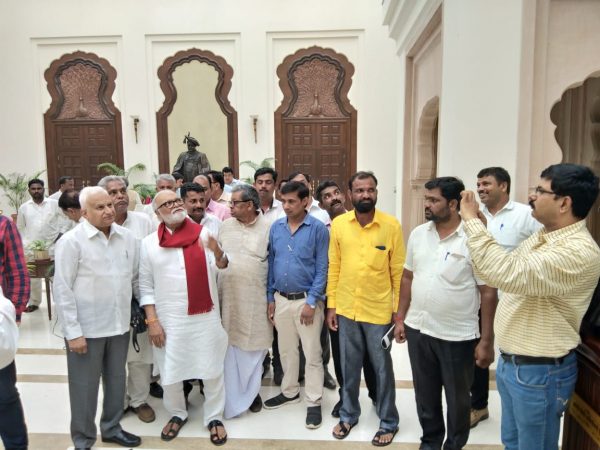 माजी सार्वजनिक बांधकाम मंत्री छगन भुजबळ ज्या प्रकरणामुळे गाजले त्या दिल्लीतील महाराष्ट्र सदनात आज गेले होते. महाराष्ट्र सदनात फेरफटका मारत असता भुजबळ भावूक झाले. माजी सार्वजनिक बांधकाम मंत्री छगन भुजबळ ज्या प्रकरणामुळे गाजले त्या दिल्लीतील महाराष्ट्र सदनात आज गेले होते. महाराष्ट्र सदनात फेरफटका मारत असता भुजबळ भावूक झाले.