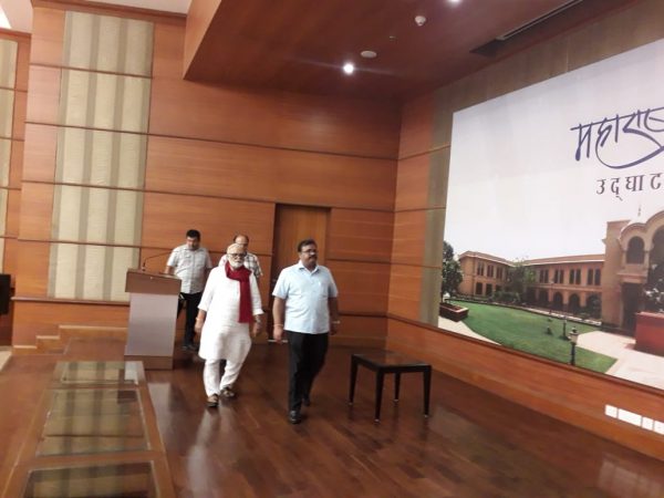 राष्ट्रवादीच्या दिल्लीतील राष्ट्रीय अधिवेशन निमित्त भुजबळ दिल्लीत आलेत त्यावेळी भुजबळ हे महाराष्ट्र सदनात आले. विशेष म्हणजे छगन भुजबळांसोबत समीर भुजबळ ही होते. राष्ट्रवादीच्या दिल्लीतील राष्ट्रीय अधिवेशन निमित्त भुजबळ दिल्लीत आलेत त्यावेळी भुजबळ हे महाराष्ट्र सदनात आले. विशेष म्हणजे छगन भुजबळांसोबत समीर भुजबळ ही होते.