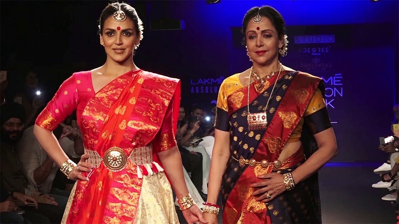 अभिनेत्री आणि खासदार हेमा मालिनी यांनी लॅक्मे इंडिया फॅशनवीकमध्ये सहभाग घेतला.. आसाममधल्या विणकर महिलांनी ही साडी तयार केली आहे.. त्यांच्या व्यवसायाला चालना मिळावी, यासाठी हेमा मालिनी यांनी आसामच्या विणकरांनी विणलेली साडी परिधान केली होती. अभिनेत्री आणि खासदार हेमा मालिनी यांनी लॅक्मे इंडिया फॅशनवीकमध्ये सहभाग घेतला.. आसाममधल्या विणकर महिलांनी ही साडी तयार केली आहे.. त्यांच्या व्यवसायाला चालना मिळावी, यासाठी हेमा मालिनी यांनी आसामच्या विणकरांनी विणलेली साडी परिधान केली होती.