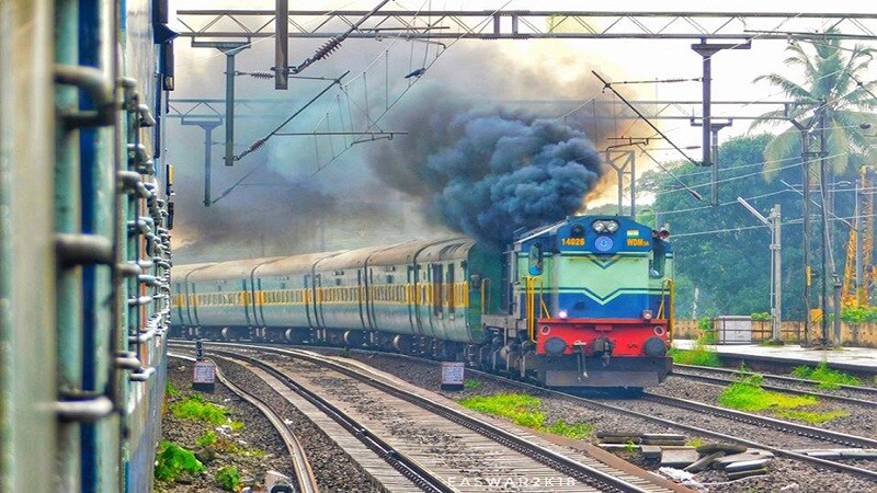 जर आपण भारतीय रेल्वेमध्ये प्रवास करत असाल तर तुमच्यासाठी ही बातमी अतिशय महत्त्वाची आहे. कारण रेल्वे तिकिटाशी संबंधित अशा काही गोष्टी आहेत ज्याची माहिती आपण एखाद्याला सांगतो आणि त्याने आपल्याला मोठा फटका पडू शकतो. त्यामुळे रेल्वेतून जाताना कोणत्या गोष्टी इतरांशी शेअर करू नये यासाठी रेल्वेनं ट्विट केले आहे. जर आपण भारतीय रेल्वेमध्ये प्रवास करत असाल तर तुमच्यासाठी ही बातमी अतिशय महत्त्वाची आहे. कारण रेल्वे तिकिटाशी संबंधित अशा काही गोष्टी आहेत ज्याची माहिती आपण एखाद्याला सांगतो आणि त्याने आपल्याला मोठा फटका पडू शकतो. त्यामुळे रेल्वेतून जाताना कोणत्या गोष्टी इतरांशी शेअर करू नये यासाठी रेल्वेनं ट्विट केले आहे.