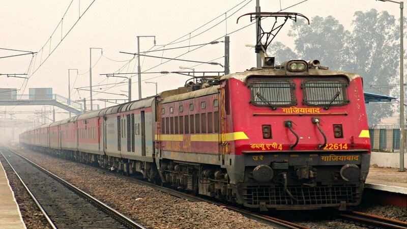 रेल्वेच्यामते, जर तुम्हाला प्रवासी तिकिटाबद्दल कोणतीही माहिती हवी असेल तर त्यासाठी तुम्हाला केवळ 15 अंकी आयडी किंवा 10 अंकी पीएनआर नंबर शेअर करावा लागणार आहे. पण... रेल्वेच्यामते, जर तुम्हाला प्रवासी तिकिटाबद्दल कोणतीही माहिती हवी असेल तर त्यासाठी तुम्हाला केवळ 15 अंकी आयडी किंवा 10 अंकी पीएनआर नंबर शेअर करावा लागणार आहे. पण...