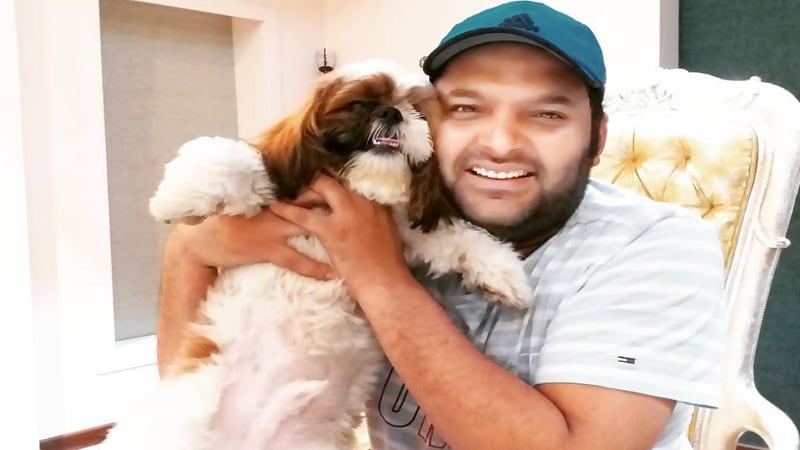 कपिल शर्माचा हा फोटो त्यांच्या फॅन्सनी ट्विट केलाय. त्यात कपिलची तब्येत बरी नसल्याचं दिसतंय. त्याची दाढी वाढलीय. सोबत कुत्रा आहे आणि कॅमेऱ्यासाठी कपिल स्माईल देतोय. कपिल शर्माचा हा फोटो त्यांच्या फॅन्सनी ट्विट केलाय. त्यात कपिलची तब्येत बरी नसल्याचं दिसतंय. त्याची दाढी वाढलीय. सोबत कुत्रा आहे आणि कॅमेऱ्यासाठी कपिल स्माईल देतोय.