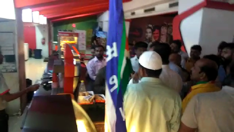 कल्याणच्या मल्टिप्लेक्समध्ये मनसेचा गोंधळ, बाहेरचे पदार्थ न्यायला बंदी घातल्यानं निषेध