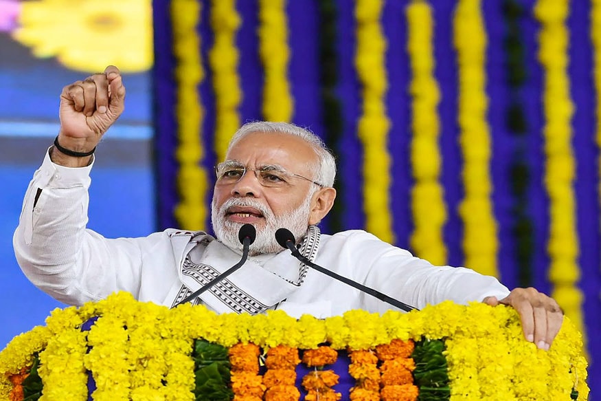 पंतप्रधान मोदी सत्तेववर आल्यापासून काळ्या पैशावर नियंत्रण आणण्याचा त्यांचा प्रयास आहे. डिजिटल व्यवहार करण्याकडे त्यांनी जास्त भर दिला आहे. यातच मोदी सरकारने आता एक मोठ पाऊल उचललं आहे. यासाठी, सरकारने UPI अॅपचे एक नवीन सुधारीत वर्जनदेखील आणले आहे. आता केंद्र सरकारने जीएसटीच्याआधारे 'एक राष्ट्र एक कार्ड' बनवण्याची तयारी सुरू केली आहे. हे कार्ड खूप विशेष असणार आहे, जाणून घेऊयात या कार्डची खासियत पंतप्रधान मोदी सत्तेववर आल्यापासून काळ्या पैशावर नियंत्रण आणण्याचा त्यांचा प्रयास आहे. डिजिटल व्यवहार करण्याकडे त्यांनी जास्त भर दिला आहे. यातच मोदी सरकारने आता एक मोठ पाऊल उचललं आहे. यासाठी, सरकारने UPI अॅपचे एक नवीन सुधारीत वर्जनदेखील आणले आहे. आता केंद्र सरकारने जीएसटीच्याआधारे 'एक राष्ट्र एक कार्ड' बनवण्याची तयारी सुरू केली आहे. हे कार्ड खूप विशेष असणार आहे, जाणून घेऊयात या कार्डची खासियत