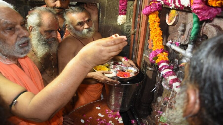 परंपरेनुसार, फक्त नागपंचमीलाच मंदिराचे दार भक्तांसाठी खुले करण्यात येते.