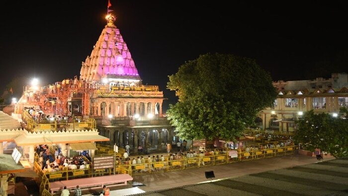 नागचेंद्रेश्वर मंदिरात शिव-पार्वतीची सुंदर प्रतिमा असून त्याच्याभोवती नागाचा फणा आहे.