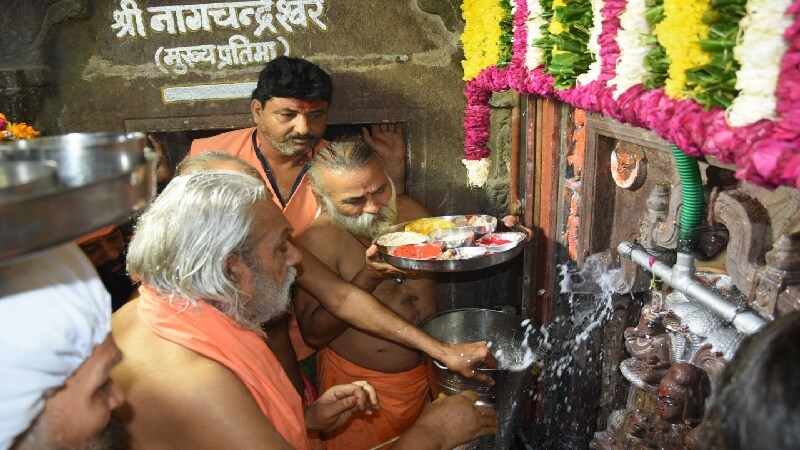 सातव्या दशकातली ही प्रतिमा नेपाळहून आणून महाकाल मंदिराच्या शिखरावर स्थापित केली आहे. हे मंदिर जमिनीपासून जवळपास ६० फूट उंचीवर आहे. सातव्या दशकातली ही प्रतिमा नेपाळहून आणून महाकाल मंदिराच्या शिखरावर स्थापित केली आहे. हे मंदिर जमिनीपासून जवळपास ६० फूट उंचीवर आहे.