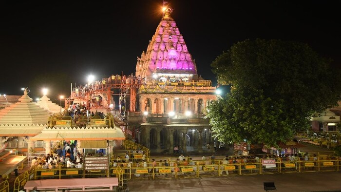 सुरूवातीला या मंदिरापर्यंत पोहोचण्यासाठी काळोख्या वाटेवरून जावे लागे. पूर्वी एकावेळी एकच माणूस या मंदिरात जाऊ शकत होता. 