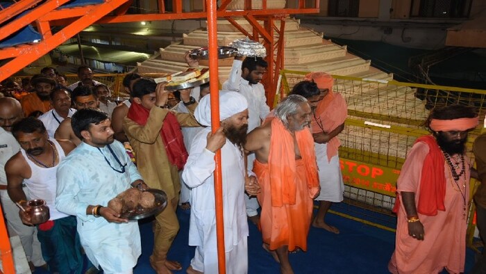काही वर्षांपूर्वी दर्शनासाठी भाविकांची वाढती गर्दी पाहता, मंदिर समिती आणि जिल्हा प्रशासनाने लोखंडाचे जिने तयार केले.