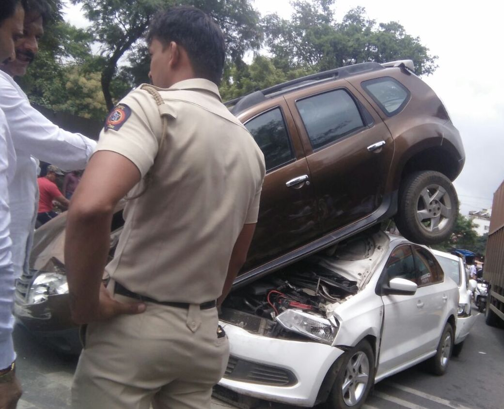 तर होंडा सिटी गाडीची व्हिंटो गाडीला मागून धडक बसल्यानं चारही गाडांचं मोठं नुकसान झालं. सुदैवाने या अपघातात कोणतीही जीवितहानी नाही. तर होंडा सिटी गाडीची व्हिंटो गाडीला मागून धडक बसल्यानं चारही गाडांचं मोठं नुकसान झालं. सुदैवाने या अपघातात कोणतीही जीवितहानी नाही.