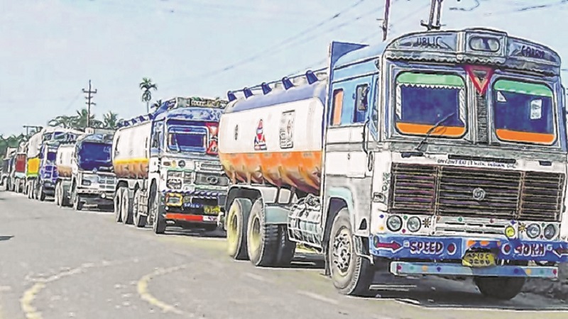 डोक्यावरून गेला ऑईल टँकर, तरुणाचा जागीच मृत्यू