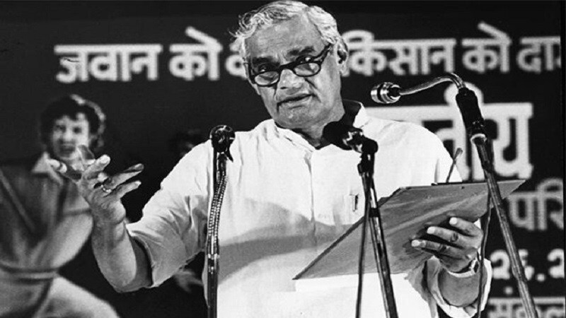 कृष्ण बिहारी वाजपेयी आणि कृष्णा देवी यांच्या सात मुलांमधले अटलजी हे एक पुत्र. अटलजी लहानपणापासून अतिशय कुशाग्र बुद्धीचे होते. कृष्ण बिहारी वाजपेयी आणि कृष्णा देवी यांच्या सात मुलांमधले अटलजी हे एक पुत्र. अटलजी लहानपणापासून अतिशय कुशाग्र बुद्धीचे होते.