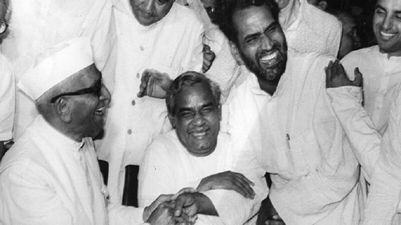 राजकारणापलीकडे जाऊन अटलजींचा सर्वच पक्षांमधल्या नेत्यांची मैत्री होती. त्यामुळेच त्यांना अजातशत्रू व्यक्तिमत्व असंही म्हटलं जातं असे. राजकारणापलीकडे जाऊन अटलजींचा सर्वच पक्षांमधल्या नेत्यांची मैत्री होती. त्यामुळेच त्यांना अजातशत्रू व्यक्तिमत्व असंही म्हटलं जातं असे.