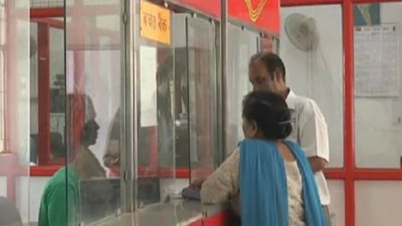 पीपीएफ अकाऊंटचे फायदे- फक्त 100 रुपयांमध्ये हे अकाऊंट सुरू करता येते. यात तुम्ही जॉईंट अकाऊंटही सुरू करू शकता. अकाऊंट सुरू करताना यात नॉमिनेशनची सोय उपलब्ध आहे. 15 वर्षांचा कालावधी संपल्यानंतरही तुम्ही दोन वेळा 5- 5 वर्षांसाठी हे अकाऊंट रिन्यू करू शकता. तसेच यातून मिळणारे उत्पन्न हे पूर्णपणे टॅक्स- फ्री असते. या योजनेचा फायदा म्हणजे तीन वर्षांनंतर या अकाऊंटवर कर्जही देण्यात येते. पीपीएफ अकाऊंटचे फायदे- फक्त 100 रुपयांमध्ये हे अकाऊंट सुरू करता येते. यात तुम्ही जॉईंट अकाऊंटही सुरू करू शकता. अकाऊंट सुरू करताना यात नॉमिनेशनची सोय उपलब्ध आहे. 15 वर्षांचा कालावधी संपल्यानंतरही तुम्ही दोन वेळा 5- 5 वर्षांसाठी हे अकाऊंट रिन्यू करू शकता. तसेच यातून मिळणारे उत्पन्न हे पूर्णपणे टॅक्स- फ्री असते. या योजनेचा फायदा म्हणजे तीन वर्षांनंतर या अकाऊंटवर कर्जही देण्यात येते.