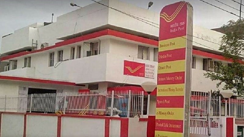 पीपीएफमध्ये करा गुंतवणूक- पोस्ट ऑफिसमध्ये पीपीएफ अकाऊंट सुरू करण्याची सोय आहे. 15 वर्षांसाठी हे अकाऊंट सुरू ठेवता येतं. 15 वर्षांनंतर पुढील 5 वर्ष तुम्ही हे अकाऊंट वाढवून घेऊ शकतात. सध्या पीपीएफवर 7.6 टक्के व्याज आहे. पीपीएफमध्ये कमीत कमी 100 रुपयांपासून अकाऊंट सुरू करता येते. या अकाऊंटमध्ये वर्षभरात किमान 500 रुपये असणं बंधनकारक आहे तसेच एका वर्षात जास्तीत जास्त 1.5 लाख रुपयाची गुंतवणूक करता येते. पीपीएफमध्ये करा गुंतवणूक- पोस्ट ऑफिसमध्ये पीपीएफ अकाऊंट सुरू करण्याची सोय आहे. 15 वर्षांसाठी हे अकाऊंट सुरू ठेवता येतं. 15 वर्षांनंतर पुढील 5 वर्ष तुम्ही हे अकाऊंट वाढवून घेऊ शकतात. सध्या पीपीएफवर 7.6 टक्के व्याज आहे. पीपीएफमध्ये कमीत कमी 100 रुपयांपासून अकाऊंट सुरू करता येते. या अकाऊंटमध्ये वर्षभरात किमान 500 रुपये असणं बंधनकारक आहे तसेच एका वर्षात जास्तीत जास्त 1.5 लाख रुपयाची गुंतवणूक करता येते.