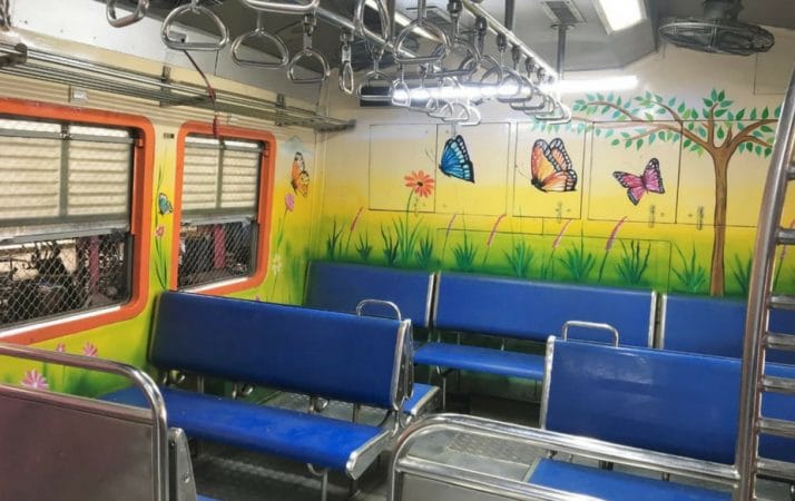 अनेक डब्यांमध्ये नव्यानं निसर्ग चित्रं रंगवण्यात आल्यानं आता महिलांसाठी ट्रेनचा प्रवास सुखद ठरणार आहेत. अनेक डब्यांमध्ये नव्यानं निसर्ग चित्रं रंगवण्यात आल्यानं आता महिलांसाठी ट्रेनचा प्रवास सुखद ठरणार आहेत.