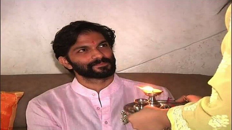 रक्षाबंधनाला बहीण राखी बांधून भावावरचं प्रेम व्यक्त करते. भाऊ तिला प्रेमाची भेट देतो. आयुष्यभर सोबत राहण्याचं वचनही देतो. रक्षाबंधनाला बहीण राखी बांधून भावावरचं प्रेम व्यक्त करते. भाऊ तिला प्रेमाची भेट देतो. आयुष्यभर सोबत राहण्याचं वचनही देतो.