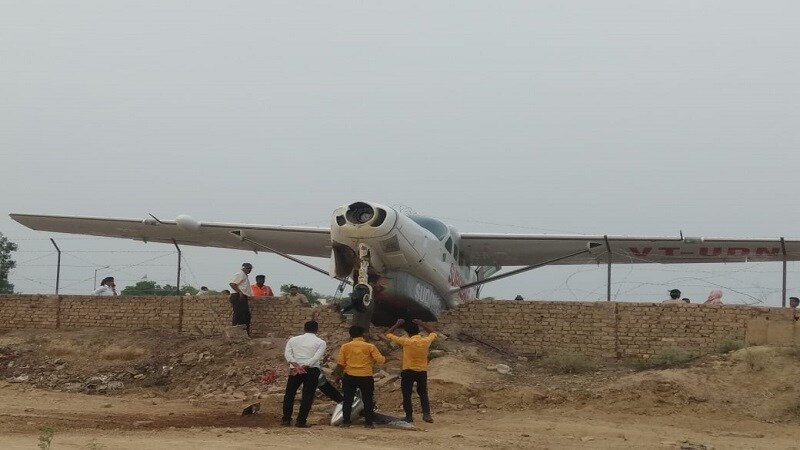 राजस्थानच्या श्रीगंगानगरमध्ये आज (मंगळवार) सुप्रीम एअरलाइंसचे विमान धावपट्टीवरुन घसरल्याची घटना घडली आहे. विमान उतरताना हा अपघात घडला असून यामध्ये दोन वैमानिक आणि सात प्रवासी होते. राजस्थानच्या श्रीगंगानगरमध्ये आज (मंगळवार) सुप्रीम एअरलाइंसचे विमान धावपट्टीवरुन घसरल्याची घटना घडली आहे. विमान उतरताना हा अपघात घडला असून यामध्ये दोन वैमानिक आणि सात प्रवासी होते.