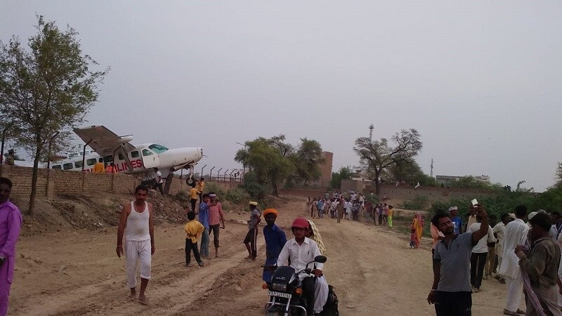 एअरलाईन्सच्या मते पक्ष्याच्या धडकेत हा अपघात झाला. सुदैवाने या अपघातात सगळेजण सुखरुप असल्याचंही त्यांनी सांगितलंय. एअरलाईन्सच्या मते पक्ष्याच्या धडकेत हा अपघात झाला. सुदैवाने या अपघातात सगळेजण सुखरुप असल्याचंही त्यांनी सांगितलंय.