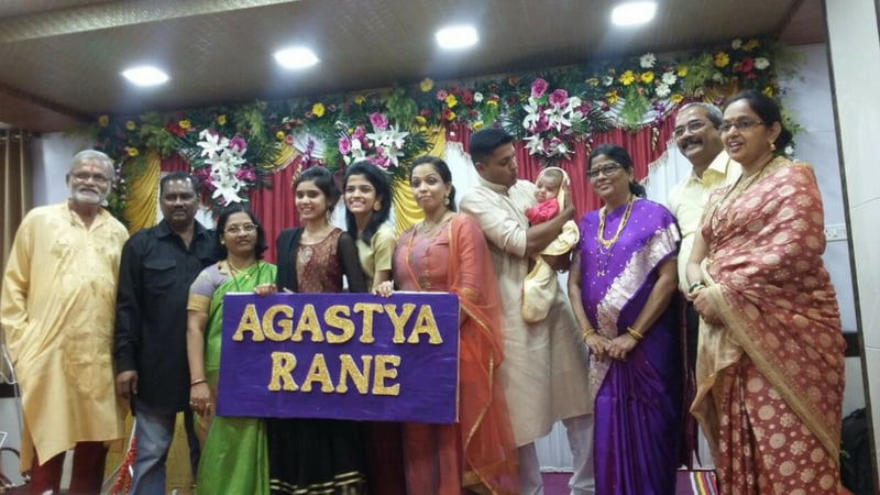 कौस्तुभ यांच्या मुलाचा बारशावेळचा हा फोटो आहे. या फोटोमध्ये त्यांचं संपूर्ण राणे कुटुंब दिसत आहे. कौस्तुभ यांच्या मुलाचा बारशावेळचा हा फोटो आहे. या फोटोमध्ये त्यांचं संपूर्ण राणे कुटुंब दिसत आहे.