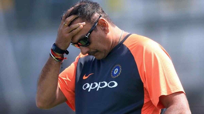 भारतीय संघाचे असे प्रदर्शन पाहून क्रिकेटचे चाहते मात्र भलतेच नाराज झाले आहेत. या अपयशाचे खापर भारताचे प्रशिक्षक रवी शास्त्री यांच्यावर फोडले जात आहे. सोशल मीडियावर शास्त्रींच्या विरोधात नकारात्मक प्रतिक्रिया येत आहेत. भारतीय संघाचे असे प्रदर्शन पाहून क्रिकेटचे चाहते मात्र भलतेच नाराज झाले आहेत. या अपयशाचे खापर भारताचे प्रशिक्षक रवी शास्त्री यांच्यावर फोडले जात आहे. सोशल मीडियावर शास्त्रींच्या विरोधात नकारात्मक प्रतिक्रिया येत आहेत.