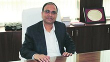 ठाण्यातले खड्डे बुजवण्यासाठी पालिका आयुक्त रस्त्यावर, रात्रभर उभं राहून बुजवून घेतले खड्डे