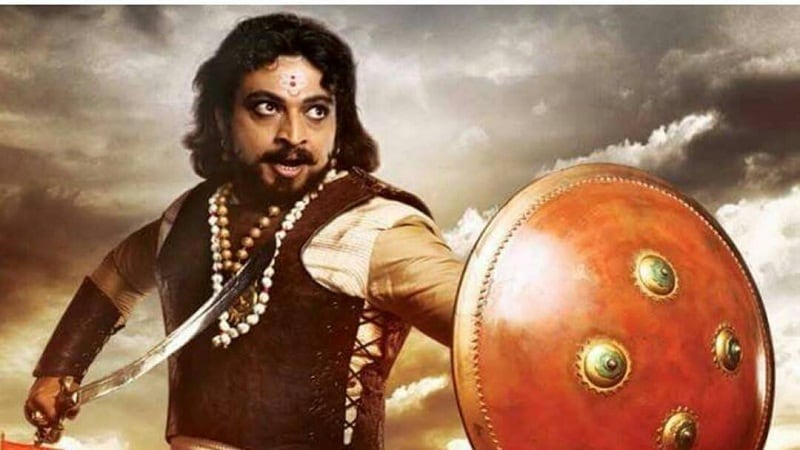 संभाजी मालिका सध्या नंबर वन मालिका आहे. प्रेक्षकांना नेहमीच ऐतिहासिक मालिका आवडतात. संभाजीच्या भूमिकेत डाॅ. अमोल कोल्हे एकदम चपखल बसलेत. संभाजी मालिका सध्या नंबर वन मालिका आहे. प्रेक्षकांना नेहमीच ऐतिहासिक मालिका आवडतात. संभाजीच्या भूमिकेत डाॅ. अमोल कोल्हे एकदम चपखल बसलेत.