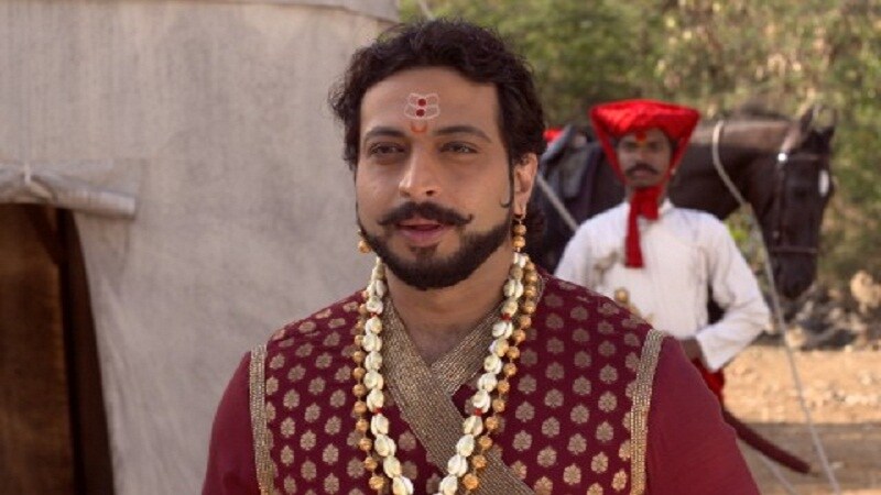 खूप कमी लोकांना संभाजी महाराजांचा खरा इतिहास माहीत आहे. डाॅ. अमोल कोल्हे बरीच वर्ष राजा शिवछत्रपती मालिकेत शिवाजी महाराज साकारत होते.त्याच वेळी त्यांना संभाजी महाराजांच्या भूमिकेबद्दल विचारणा झाली. पण ते होतं नाटक. खूप कमी लोकांना संभाजी महाराजांचा खरा इतिहास माहीत आहे. डाॅ. अमोल कोल्हे बरीच वर्ष राजा शिवछत्रपती मालिकेत शिवाजी महाराज साकारत होते.त्याच वेळी त्यांना संभाजी महाराजांच्या भूमिकेबद्दल विचारणा झाली. पण ते होतं नाटक.