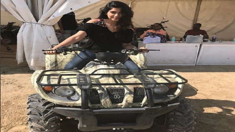 आता शनायाच्या जागी दुसरी एखादी येणार म्हणजे नक्की कोण हा एक सस्पेन्सच आहे. पुन्हा ही अभिनेत्री प्रतिथयश नको. सखी गोखले असो किंवा झी युवावरचे शिवानी रंगोले, कौमुदी वालोकर, ऋता दुर्गुले असे ताजे चेहरे या शिवानीच्या जागी बसतील का? आता शनायाच्या जागी दुसरी एखादी येणार म्हणजे नक्की कोण हा एक सस्पेन्सच आहे. पुन्हा ही अभिनेत्री प्रतिथयश नको. सखी गोखले असो किंवा झी युवावरचे शिवानी रंगोले, कौमुदी वालोकर, ऋता दुर्गुले असे ताजे चेहरे या शिवानीच्या जागी बसतील का?