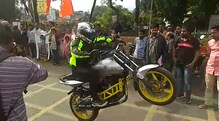 VIDEO : आंदोलकांकडून भाजपला जशास तसं उत्तर, स्टंट करून समजावला फरक VIDEO : आंदोलकांकडून भाजपला जशास तसं उत्तर, स्टंट करून समजावला फरक