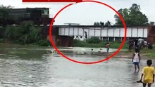 VIDEO : रेल्वे काही सेकंदावर अन् मुलांच्या पुलावरून उड्या