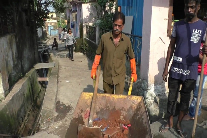 गणेश गायकवाड, प्रतिनिधी, अंबरनाथ: आपली मेहनत आणि हुशारी आयुष्यात कधी रंग भरेल याचं काही सांगता येत नाही. तसंच काहीसं अंबरनाथ महानगर पालिकेच्या सफाई कामगार मनीष पाटील यांच्यासोबत झालं आहे. गणेश गायकवाड, प्रतिनिधी, अंबरनाथ: आपली मेहनत आणि हुशारी आयुष्यात कधी रंग भरेल याचं काही सांगता येत नाही. तसंच काहीसं अंबरनाथ महानगर पालिकेच्या सफाई कामगार मनीष पाटील यांच्यासोबत झालं आहे.