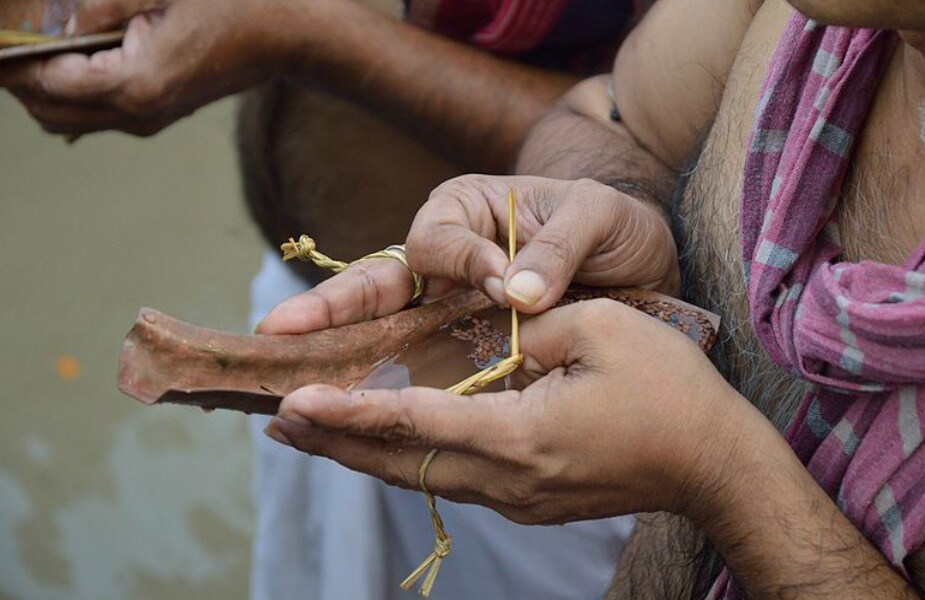 शास्त्रोंच्या सांगण्यानुसार, पितृपक्ष असा महिना आहे जेव्हा पितृलोकातील दरवाजे लोकातील खुलतात आणि आपले पूर्वज धरतीवर येतात अशी समज आहे. यात त्यांच्यासाठी श्राद्ध घातलं जात ज्याने त्यांना मोक्ष मिळतो. शास्त्रांनुसार या महिन्यात काही गोष्टी संभाळून करणं महत्त्वाचं आहे. ज्याने आपलं जीवन नकारात्मक होणार नाही. शास्त्रोंच्या सांगण्यानुसार, पितृपक्ष असा महिना आहे जेव्हा पितृलोकातील दरवाजे लोकातील खुलतात आणि आपले पूर्वज धरतीवर येतात अशी समज आहे. यात त्यांच्यासाठी श्राद्ध घातलं जात ज्याने त्यांना मोक्ष मिळतो. शास्त्रांनुसार या महिन्यात काही गोष्टी संभाळून करणं महत्त्वाचं आहे. ज्याने आपलं जीवन नकारात्मक होणार नाही.