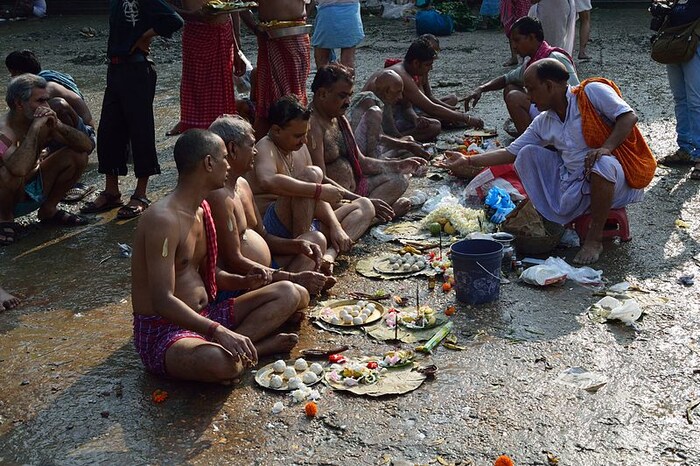 ज्या लोकांना आपल्या पूर्वजांचं नाव माहित नाही त्यांनी किंवा लक्षात नाही त्यांनी सर्वपितृ मोक्ष अमावस्येला त्यांचे श्राद्ध घालू शकतात. यावेळी लोक रोज ब्राम्हणांना जेवू घालतात. 
