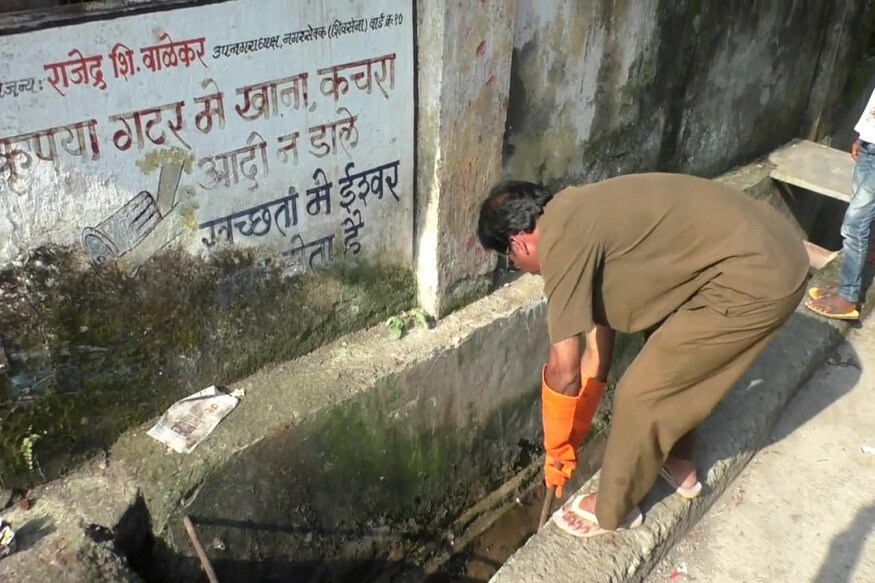 हा सफाई कामगार थेट कौन बनेगा करोडपती या कार्यक्रमात जाऊन पोहचला आहे. मनीष पाटील असं या कामगारांचं नाव असून वाचनाची आवड, सतत काही तरी शोधण्याची वृत्ती यामुळे त्यांनी कौन बनेगा करोडपतीच्या हॉट सीटवर बसून अमिताभ बच्चन यांच्या अनेक प्रश्नांची उत्तरं दिली आहेत. हा सफाई कामगार थेट कौन बनेगा करोडपती या कार्यक्रमात जाऊन पोहचला आहे. मनीष पाटील असं या कामगारांचं नाव असून वाचनाची आवड, सतत काही तरी शोधण्याची वृत्ती यामुळे त्यांनी कौन बनेगा करोडपतीच्या हॉट सीटवर बसून अमिताभ बच्चन यांच्या अनेक प्रश्नांची उत्तरं दिली आहेत.