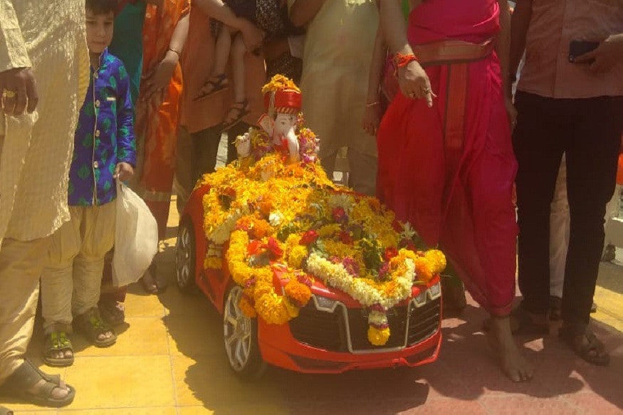 कारण सगळ्यांपेक्षा वेगळं करण्यात पुणेकर नेहमीच पुढे असतात. असाच वेगळा प्रयत्न पुणेकरांनी केला तो म्हणजे बाप्पाला चक्क इलेक्ट्रिक कारमध्ये बसवून त्याची मिरवणूक काढण्यात आली. कारण सगळ्यांपेक्षा वेगळं करण्यात पुणेकर नेहमीच पुढे असतात. असाच वेगळा प्रयत्न पुणेकरांनी केला तो म्हणजे बाप्पाला चक्क इलेक्ट्रिक कारमध्ये बसवून त्याची मिरवणूक काढण्यात आली.