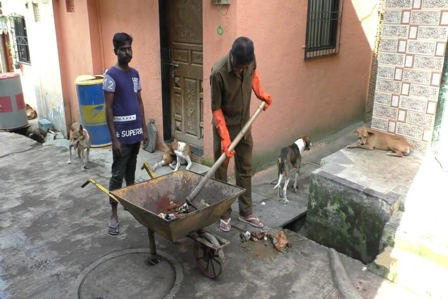 ३१मार्च १९९७ साली मनीष हे अंबरनाथ पालिकेच्या सेवेत सफाई कामगार म्हणून रुजू झाले. अत्यंत हलाखीच्या परिस्थितीत त्यांनी आपले दहावीचे शिक्षण पूर्ण केलं. मात्र वाचनाची आवड असल्यानं सतत काही तरी वाचण्यात त्यांना आनंद मिळत होता. ३१मार्च १९९७ साली मनीष हे अंबरनाथ पालिकेच्या सेवेत सफाई कामगार म्हणून रुजू झाले. अत्यंत हलाखीच्या परिस्थितीत त्यांनी आपले दहावीचे शिक्षण पूर्ण केलं. मात्र वाचनाची आवड असल्यानं सतत काही तरी वाचण्यात त्यांना आनंद मिळत होता.