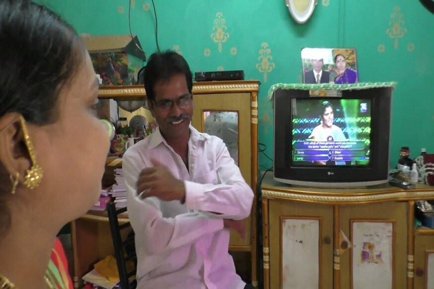 सफाई कामगार म्हणून सकाळी साडेसहा ते दुपारी अडीच या वेळेत काम पूर्ण केल्यावर उरलेल्या वेळात टीव्ही पाहणं, वाचन करणं, मोबाईलवर वेगवेगळी माहिती शोधणं हे ते करायचे. त्यांच्या या शोधक बुद्धीनेच त्यांना कौन बनेगा करोडपतीची दार खुलं करून सुपरस्टार अमिताभ बच्चन समोर हॉट सीटपर्यंत नेलं. इथं पोहचण्यासाठी कामातील सहकाऱ्यांनी आणि अधिकाऱ्यांनी खूप मदत केल्याचं पाटील यांनी सांगितलं आहे. सफाई कामगार म्हणून सकाळी साडेसहा ते दुपारी अडीच या वेळेत काम पूर्ण केल्यावर उरलेल्या वेळात टीव्ही पाहणं, वाचन करणं, मोबाईलवर वेगवेगळी माहिती शोधणं हे ते करायचे. त्यांच्या या शोधक बुद्धीनेच त्यांना कौन बनेगा करोडपतीची दार खुलं करून सुपरस्टार अमिताभ बच्चन समोर हॉट सीटपर्यंत नेलं. इथं पोहचण्यासाठी कामातील सहकाऱ्यांनी आणि अधिकाऱ्यांनी खूप मदत केल्याचं पाटील यांनी सांगितलं आहे.