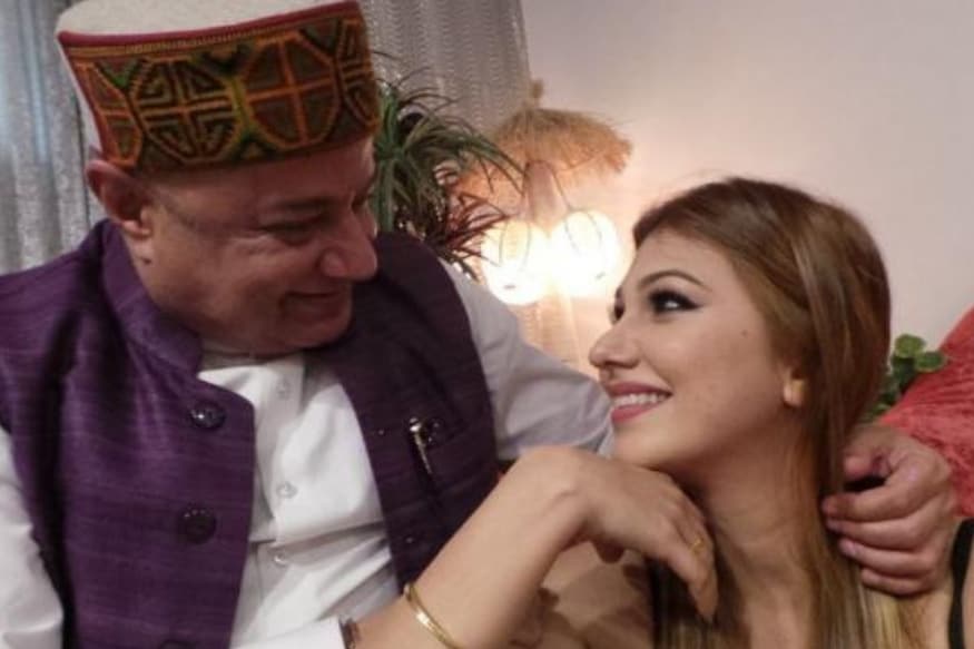 सध्या बिग बाॅससंबंधी सगळीकडे एकच चर्चा आहे. अनुप जलोटा आणि त्याची 37 वर्षाची गर्लफ्रेंड जसलीन मथारू. दोघंही बिग बाॅसच्या घरात आलेत. ना उम्र की सीमा हो... म्हणत बाॅलिवूडमध्ये अशा अनेक जोड्यांनी लग्न केलीयत. सध्या बिग बाॅससंबंधी सगळीकडे एकच चर्चा आहे. अनुप जलोटा आणि त्याची 37 वर्षाची गर्लफ्रेंड जसलीन मथारू. दोघंही बिग बाॅसच्या घरात आलेत. ना उम्र की सीमा हो... म्हणत बाॅलिवूडमध्ये अशा अनेक जोड्यांनी लग्न केलीयत.