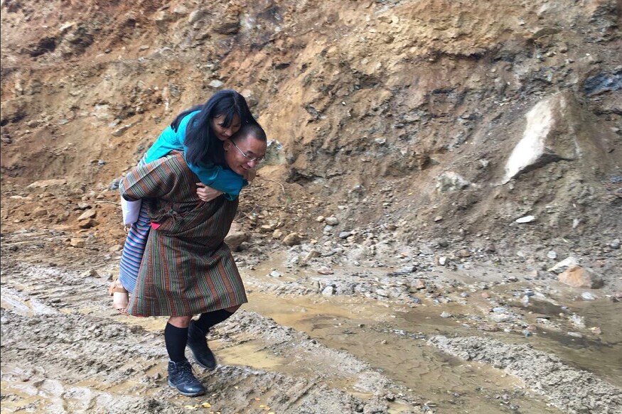 प्रेमाची अशीच एक गोष्ट सांगणारा फोटो सध्या सोशल मीडियावर व्हायरल होतोय. या फोटोमध्ये एक पती त्याच्या पत्नीला पाठीवर घेऊन जाताना दिसतोय. प्रेमाची अशीच एक गोष्ट सांगणारा फोटो सध्या सोशल मीडियावर व्हायरल होतोय. या फोटोमध्ये एक पती त्याच्या पत्नीला पाठीवर घेऊन जाताना दिसतोय.