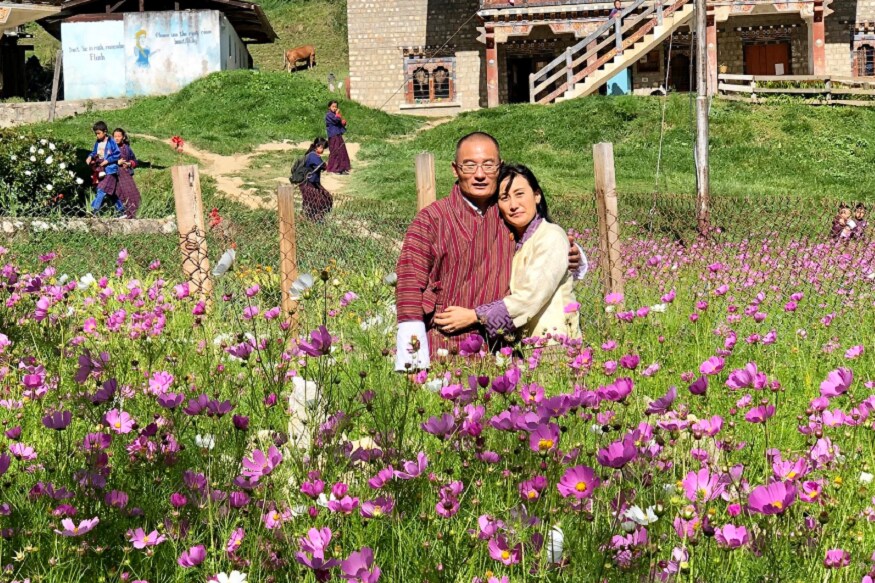 आश्चर्याची गोष्ट म्हणजे तो पती आहे भूतानचे माजी प्रधानमंत्री शेरिंग तोगबे. त्यांच्या पत्नीचे पाय चिखलात खराब होऊ नये यासाठी त्यांनी आपल्या पत्नीला चक्क पाठीवरच उचलून घेतलंय. आश्चर्याची गोष्ट म्हणजे तो पती आहे भूतानचे माजी प्रधानमंत्री शेरिंग तोगबे. त्यांच्या पत्नीचे पाय चिखलात खराब होऊ नये यासाठी त्यांनी आपल्या पत्नीला चक्क पाठीवरच उचलून घेतलंय.