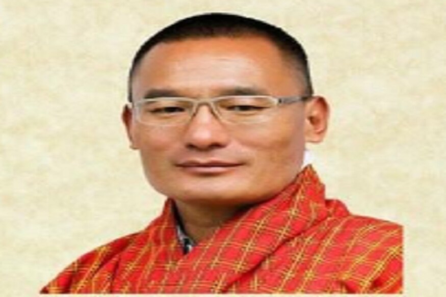 हा फोटो तोगबे यांनी स्वतः ट्विटर शेअर केलाय. त्यावर त्यांनी लिहिलंय ‘सर वॉल्टरसारखं तर नाही पण, आपल्या पत्नीचे पाय खराब होऊ नये यासाठी काहीही करावं लागतं’. हा फोटो तोगबे यांनी स्वतः ट्विटर शेअर केलाय. त्यावर त्यांनी लिहिलंय ‘सर वॉल्टरसारखं तर नाही पण, आपल्या पत्नीचे पाय खराब होऊ नये यासाठी काहीही करावं लागतं’.