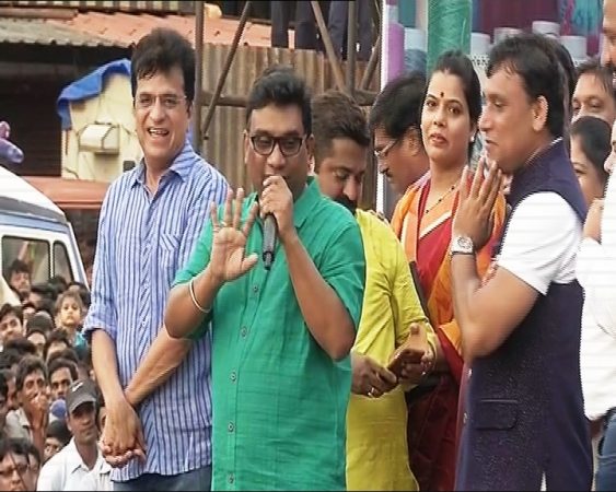 मराठी अभिनेते आणि सर्वांची लाडकी 'शांताबाई' अर्थात भाऊ कदम हे राम कदम यांच्या दहीहंडीत आले होते. मराठी अभिनेते आणि सर्वांची लाडकी 'शांताबाई' अर्थात भाऊ कदम हे राम कदम यांच्या दहीहंडीत आले होते.