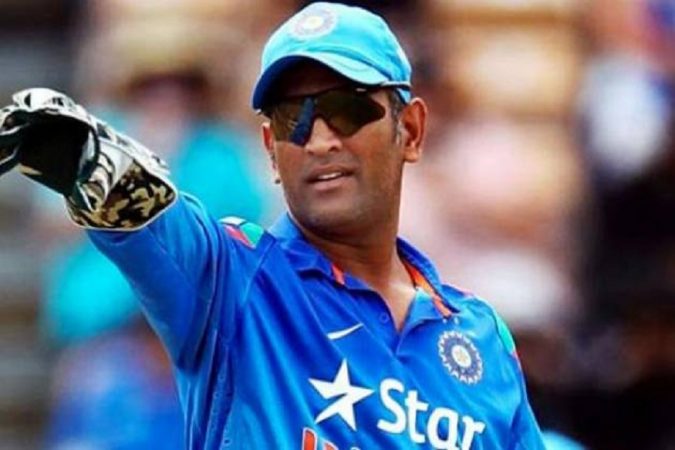 भारताचा कॅप्टन कूल अशी ओळख असणाऱ्या महेंद्रसिंग धोनीने गेल्यावर्षी जानेवारीमध्ये कर्णधार पदाचा राजीनामा देऊन सर्वांना आश्चर्याचा धक्का दिला होता. भारताचा कॅप्टन कूल अशी ओळख असणाऱ्या महेंद्रसिंग धोनीने गेल्यावर्षी जानेवारीमध्ये कर्णधार पदाचा राजीनामा देऊन सर्वांना आश्चर्याचा धक्का दिला होता.