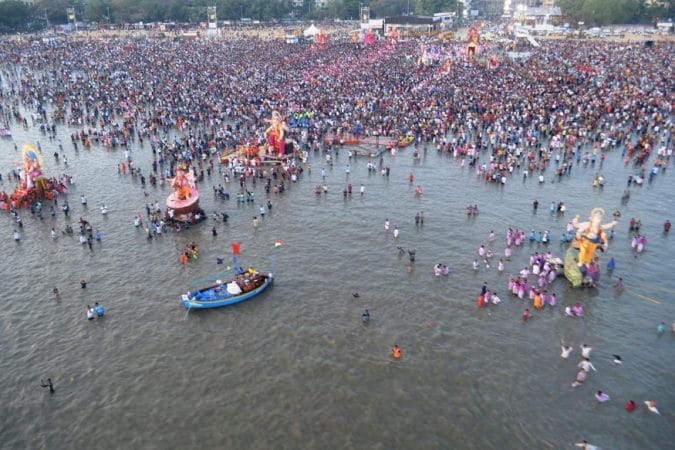 रविवारी सकाळपासूनच मुंबईकरांनी गणपती बाप्पाच्या विसर्जनासाठी गिरगांव चौपाटीवर गर्दी केली होती. रविवारी सकाळपासूनच मुंबईकरांनी गणपती बाप्पाच्या विसर्जनासाठी गिरगांव चौपाटीवर गर्दी केली होती.